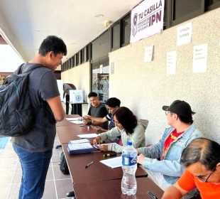 Jóvenes participan en Simulacro Electoral Universitario 2024