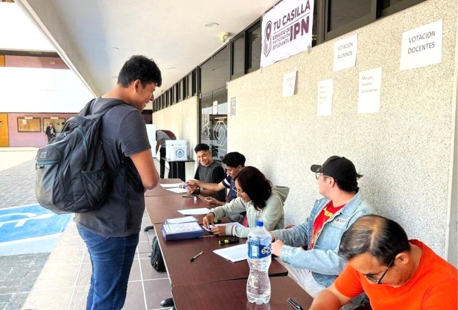 Jóvenes participan en Simulacro Electoral Universitario 2024