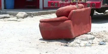 sofá sobre alcantarilla