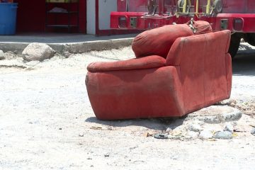 sofá sobre alcantarilla