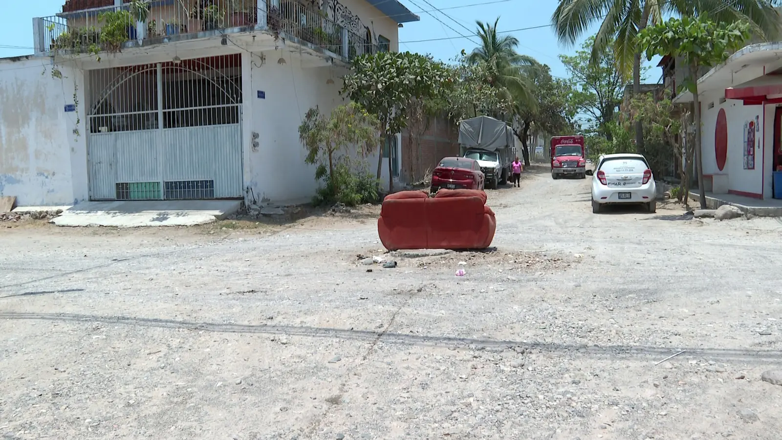 sofá sobre alcantarilla en La Floresta