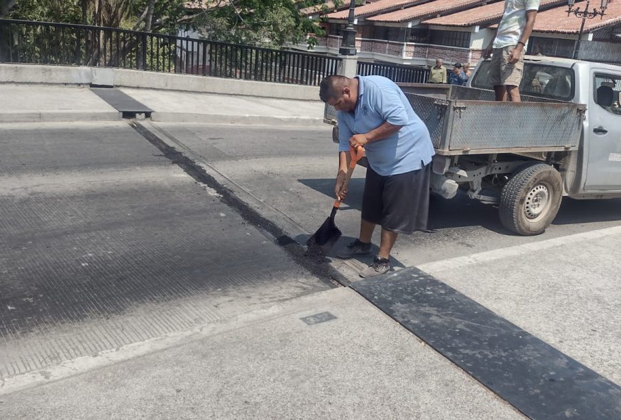 Reparan placa de metal en puente del río Cuale que no dejaba dormir a los vecinos