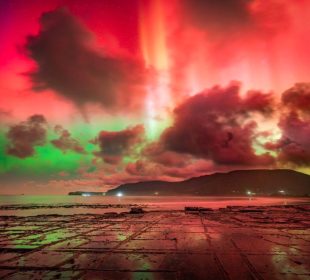 Aurora boreales en el norte de la tierra por tormenta