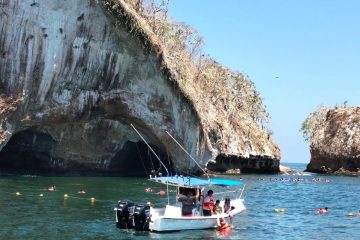 Embarcaciones turísticas en los arcos de Mismaloya