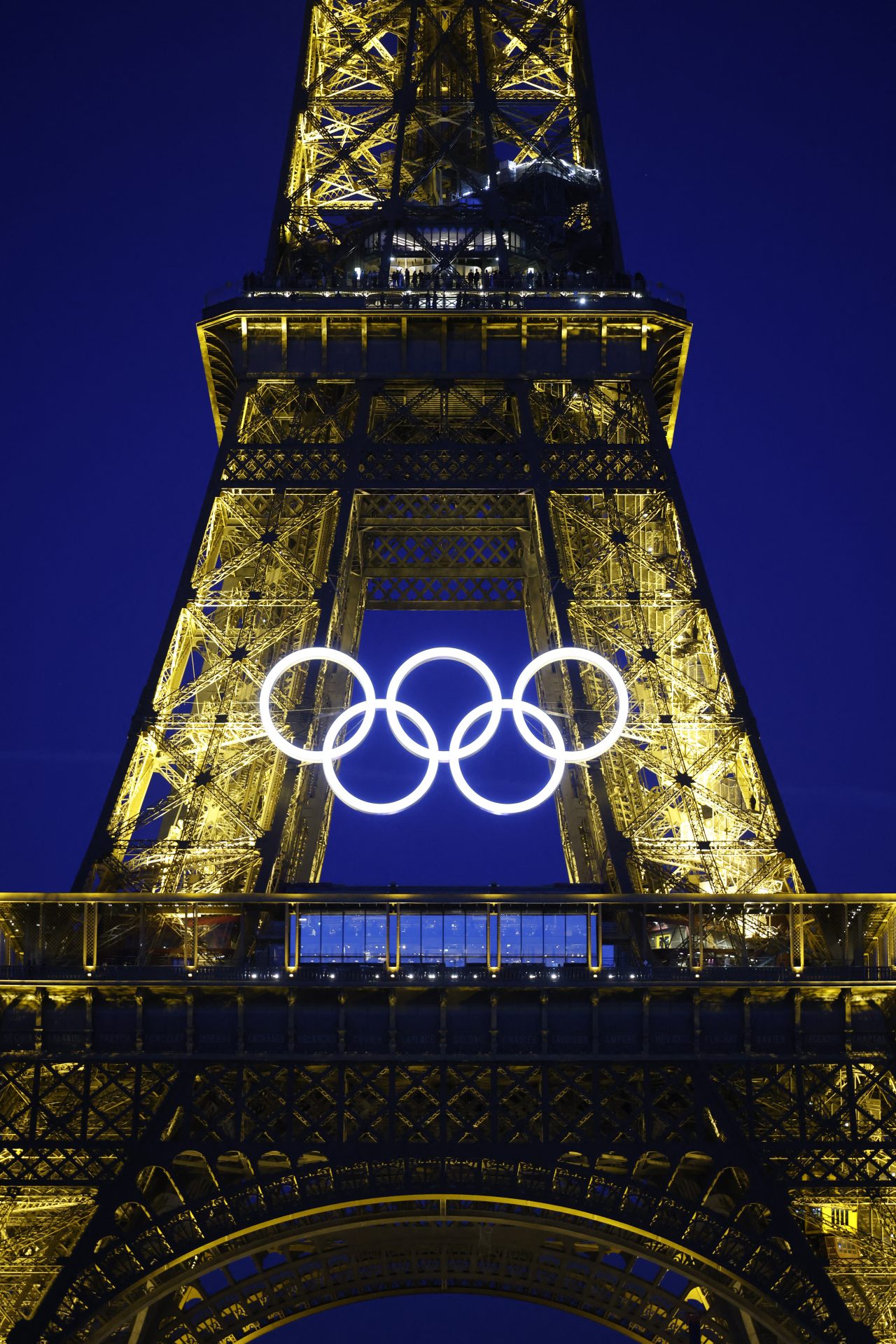 (VIDEO) La Torre Eiffel presume los 5 aros de los Juegos Olímpicos París 2024