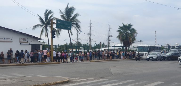 Bajo el sol implacable Vallarta, el Amerigo Vespucci (Video)