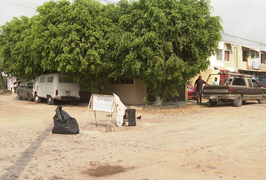 Calle con señalamientos por robo de alcantarilla