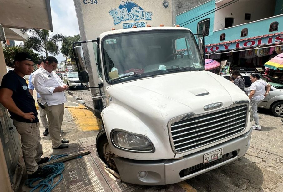 Camión cayó en registro de la CFE en Rincón de Guayabitos