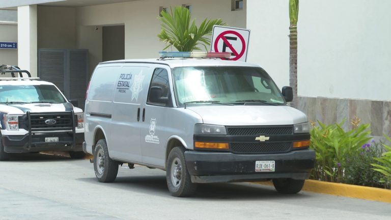 Camioneta de la policía estatal resguardando hospital