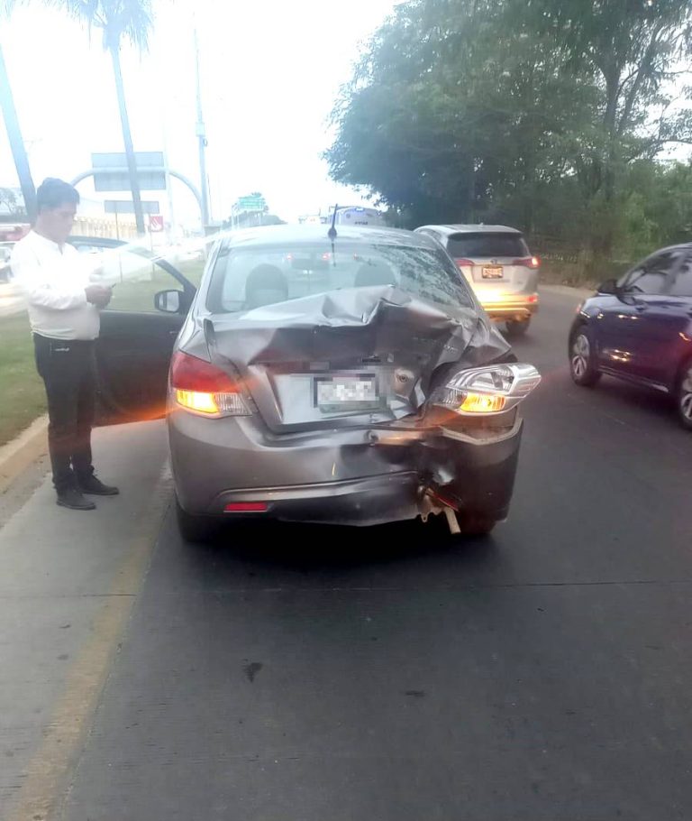 Carro afectado tras impacto de motociclista