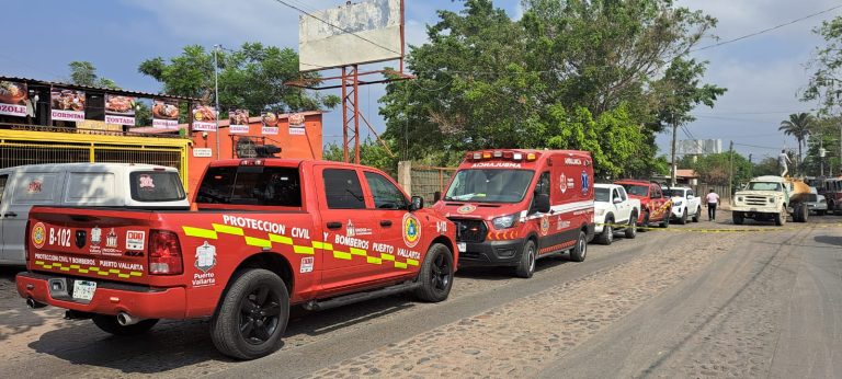 Carros de elementos de emergencia que asistieron al incendio de la maderería