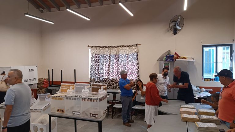 Ciudadanos votando en casilla del centro de Vallarta