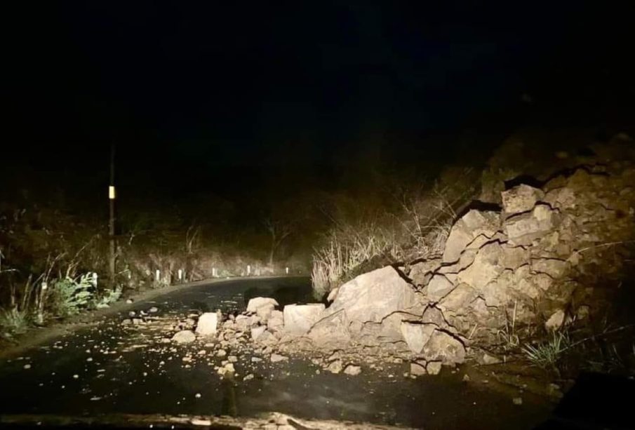 Derrumbes en carreteras de Nayarit por fuertes lluvias