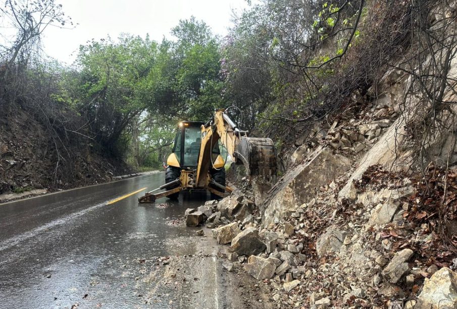 Deslaves en el kilómetro 75 de la carretera federal 200