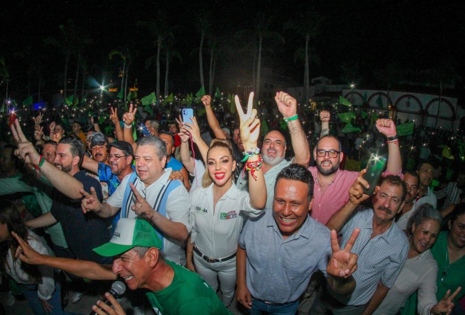 Dra. Yussara Canales con población que la apoya