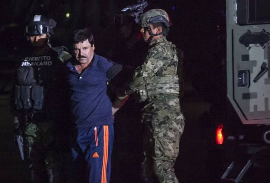 Elementos del ejército reteniendo a El Chapo