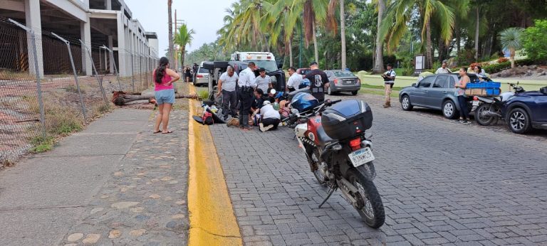 Extranjera choca con palmera y se vuelca en Marina Vallarta