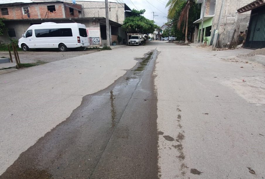 Fuga de agua desde hace 8 meses, SEAPAL ignora a vecinos