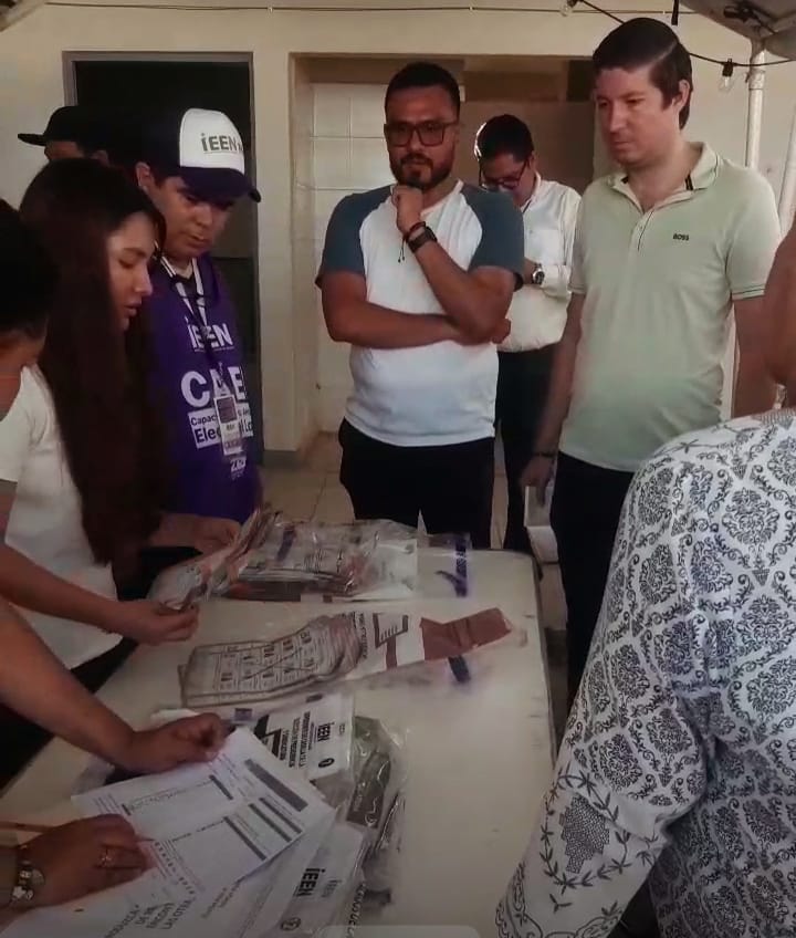 Funcionarios en el voto por voto a diputados locales de Bahía