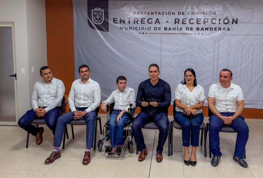 Héctor Santana presenta equipo para transición de gobierno