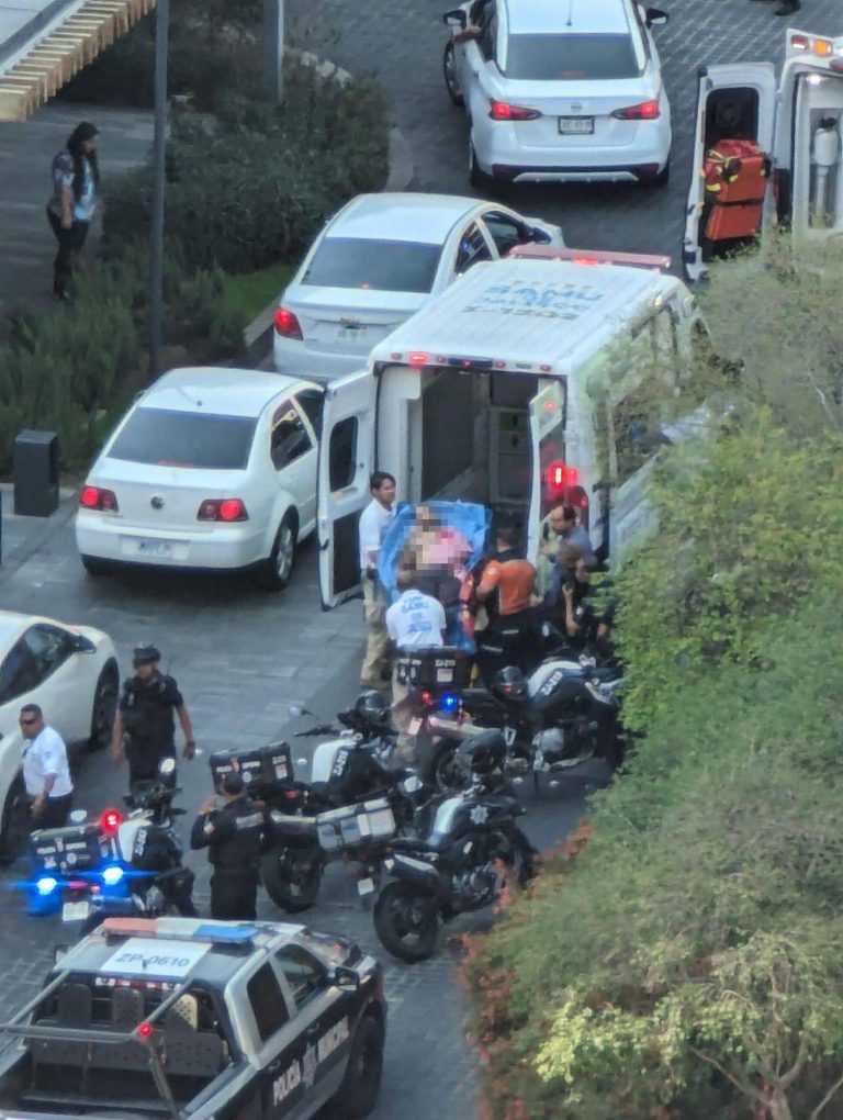 Hombre herido con arma subiendo a ambulancia