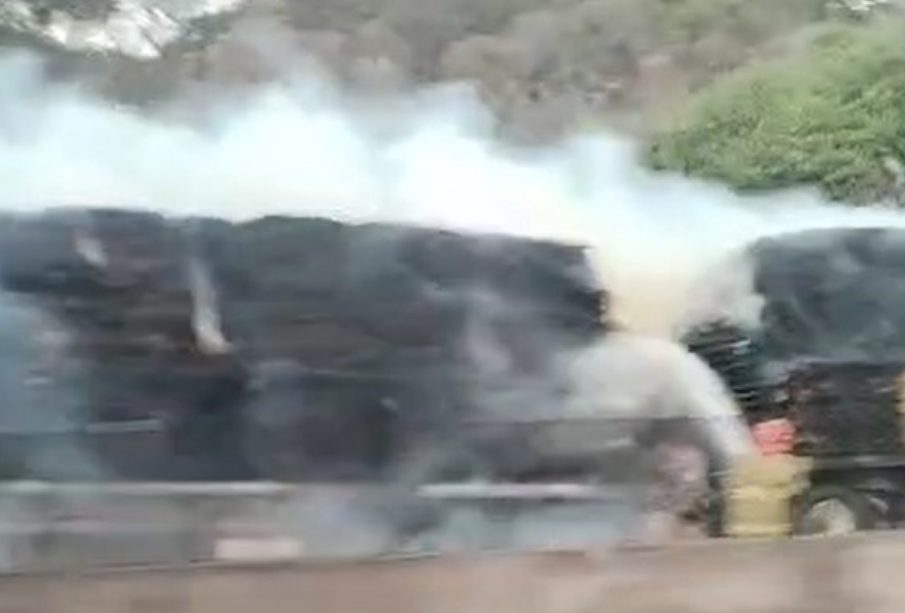 Incendio de tráiler autopista 15D, cierra circulación a Guadalajara