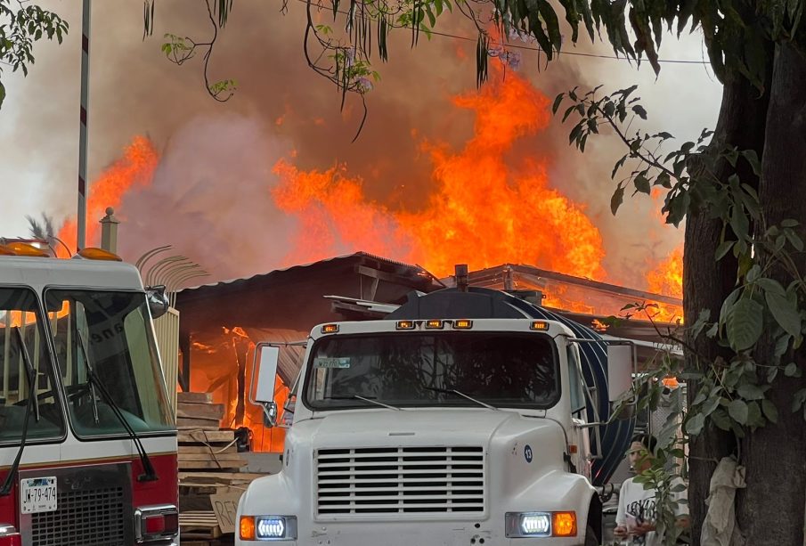 Incendio fuera de control en maderería