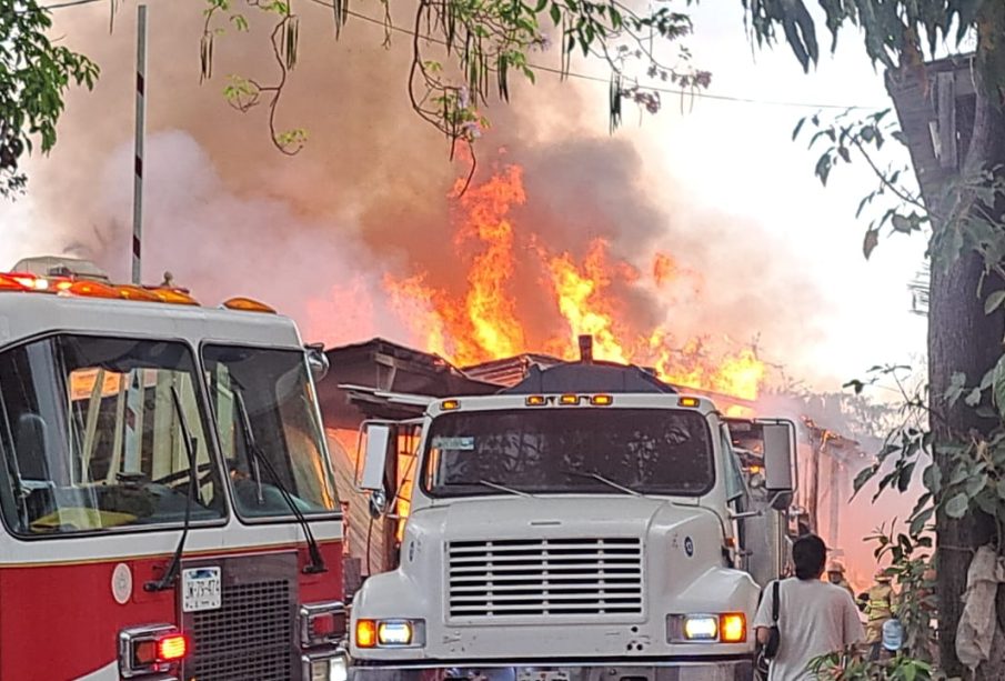 Intenso incendio en maderería