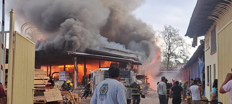 Maderería quemandose y bomberos sin agua