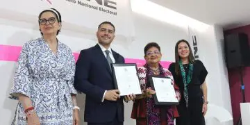 Omar y Ernestina con constancias por parte del INE como Senadores electos