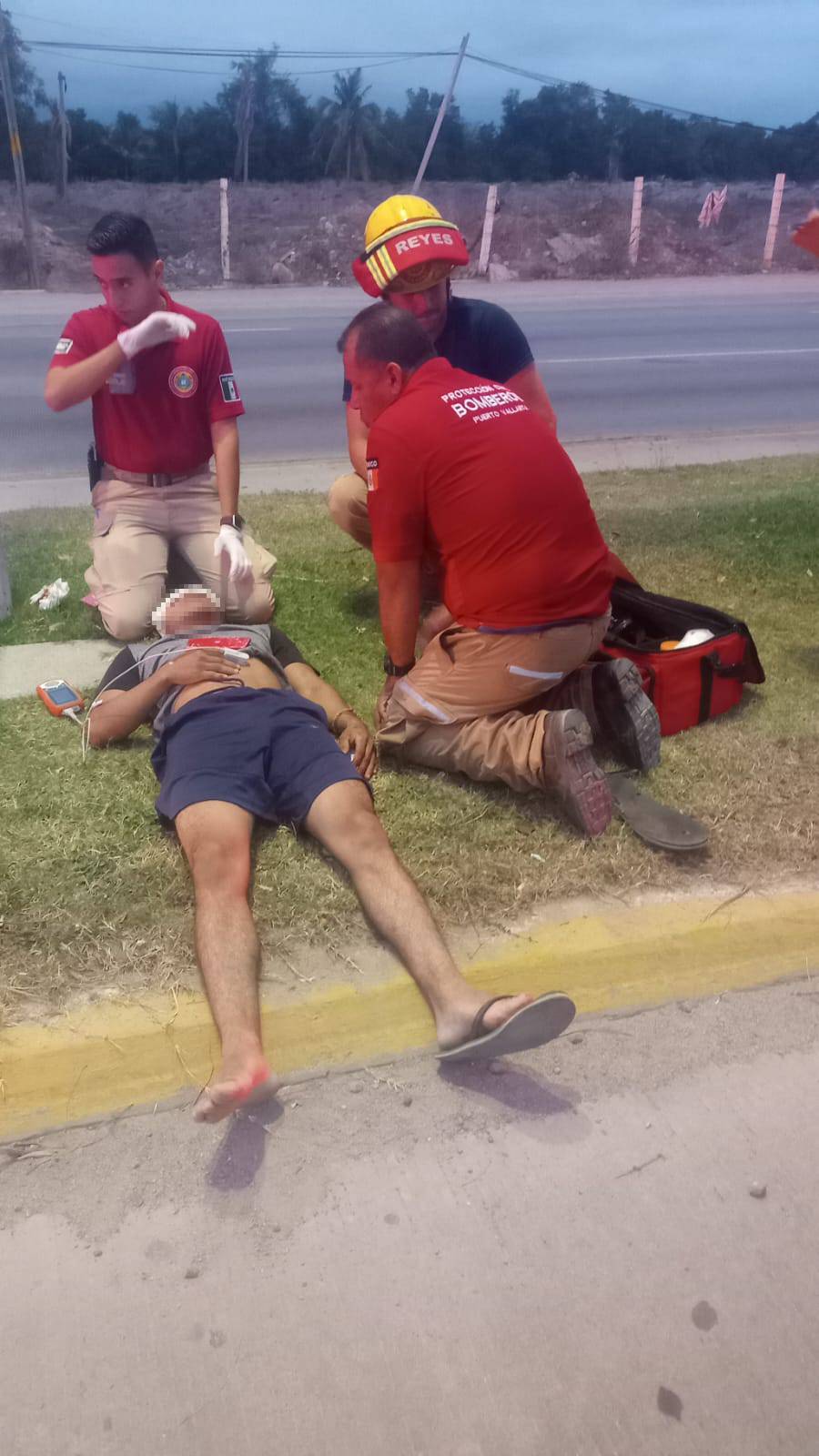 Paramédicos atendiendo motociclista lesionado tras choque