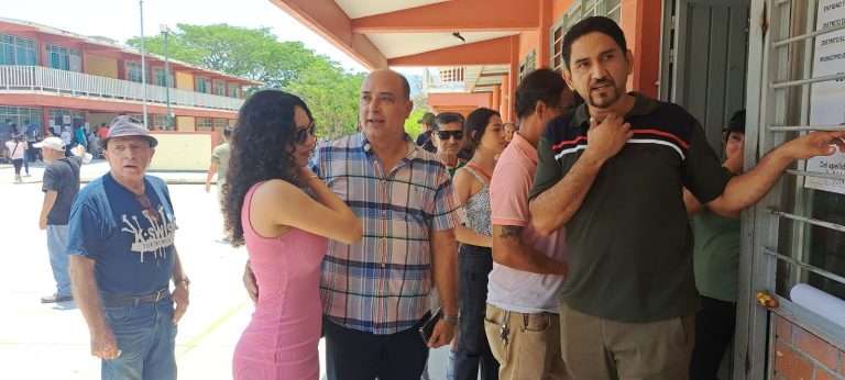 Pepe Martinez con su novia en la fila para votar