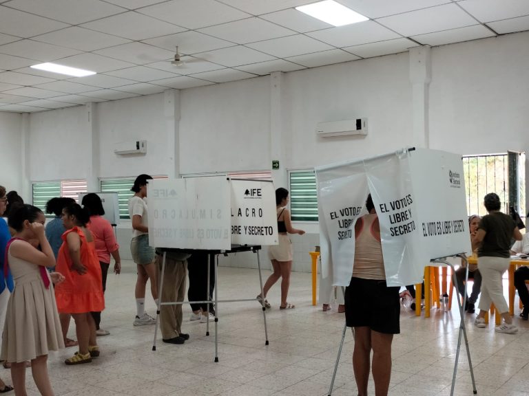 Población votando