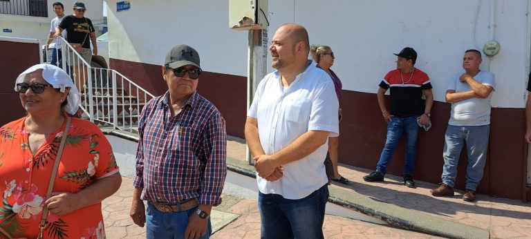 Ramón Guerrero en la fila para votar