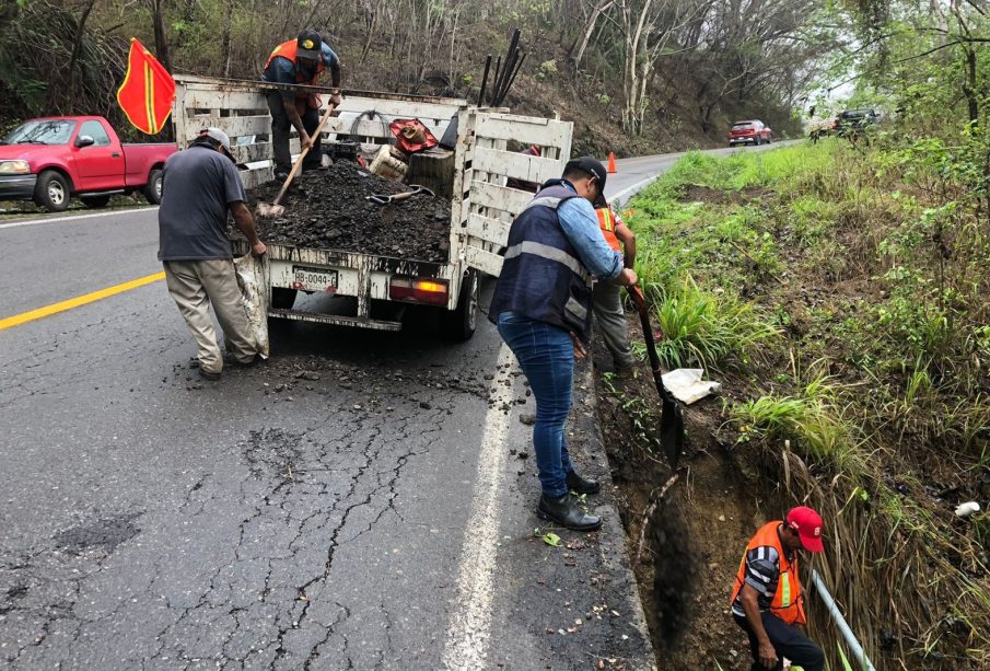 Reblandecimiento de tierra en kilómetro 54, federal 200, reparado