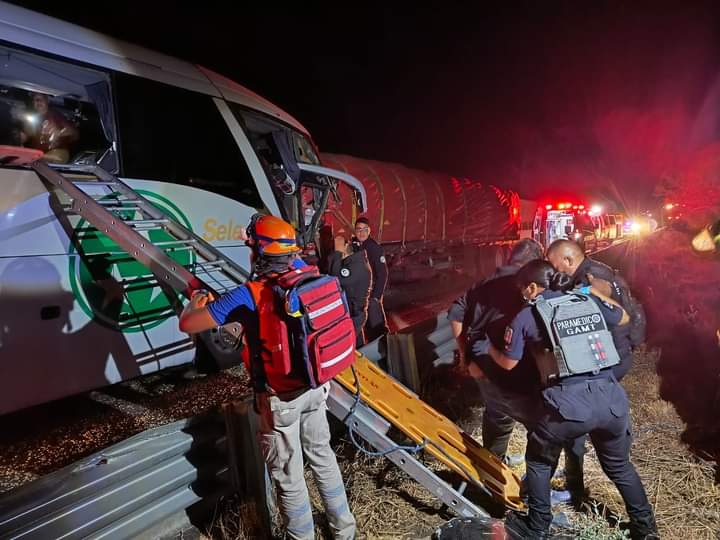 Rescate de pasajeros tras camionazo