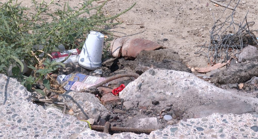 Restos de basura en el piso