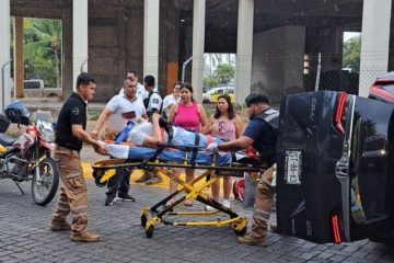 Extranjera choca con palmera y se vuelca en Marina Vallarta