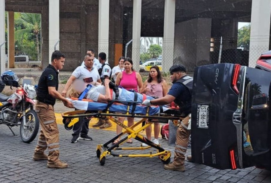 Extranjera choca con palmera y se vuelca en Marina Vallarta