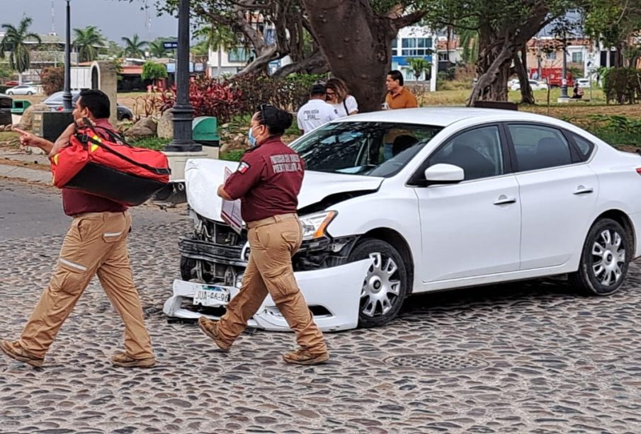 Sentra destrozado en choque en Fluvial Vallarta