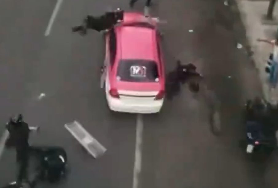 Taxista arrolló tres policías durante manifestación en CDMX (Video)