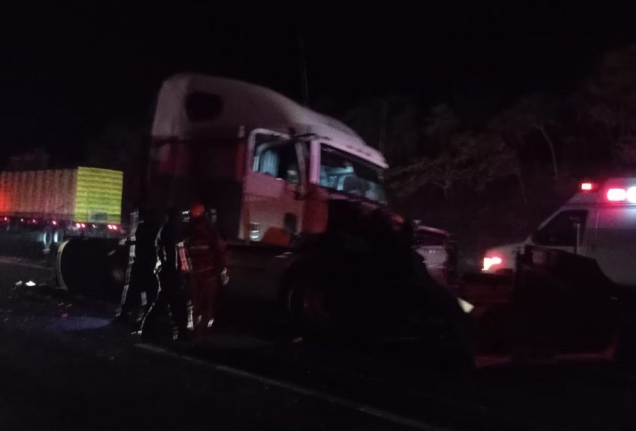 Tráiler chocó con autobús turístico en autopista Guadalajara-Tepic