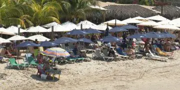 Turistas en playa