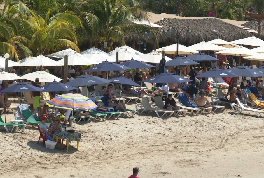 Turistas en playa