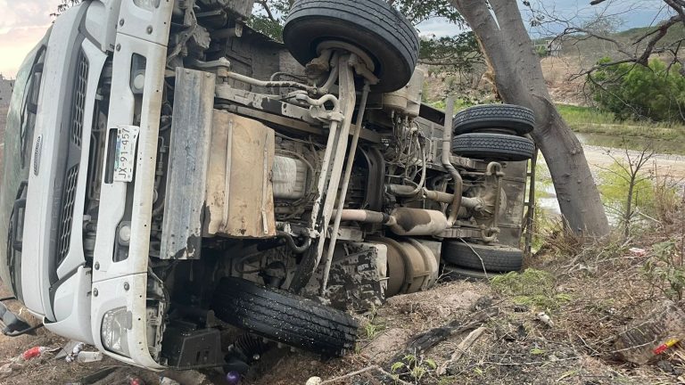 Vuelca camión recolector de basura hay tres heridos en la 544