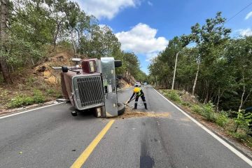 Vuelca tráiler en la carretera 200 en Cabo Corrientes