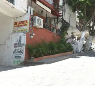 Vecino invade banqueta con jardinera; arriesga a peatones en la Jacarandas