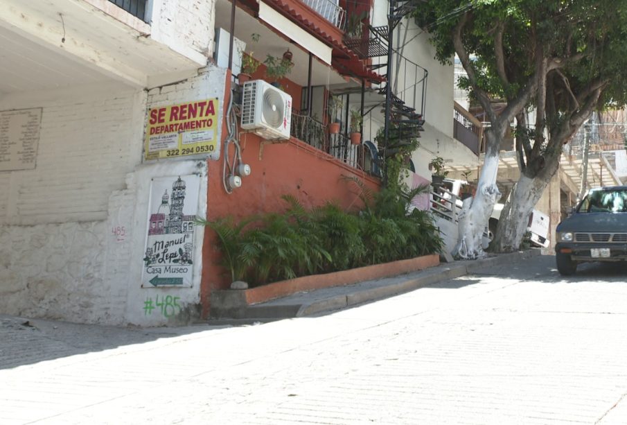 Vecino invade banqueta con jardinera; arriesga a peatones en la Jacarandas