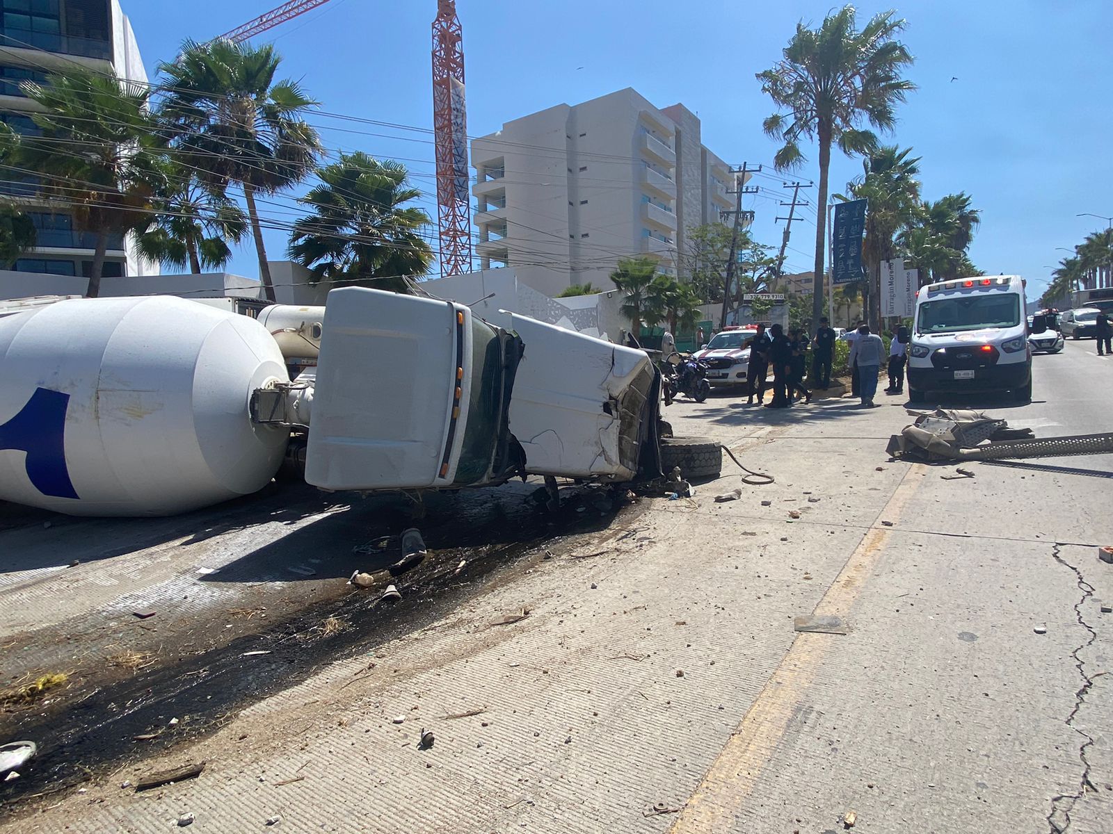 Vuelca camión cargado con concreto en El Tizate