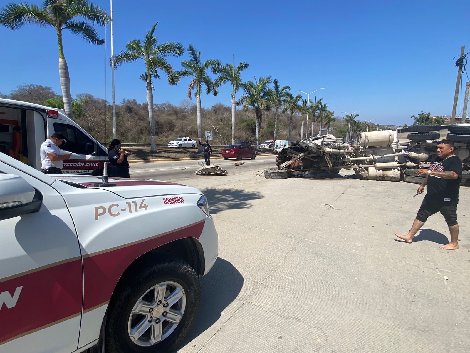 Vuelca camión cargado con concreto en El Tizate